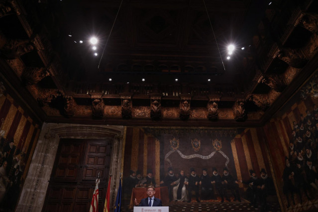 El president de la Generalitat, Ximo Puig, comparece ante los medios en en el Saló de Corts, en el Palau de la Generalitat