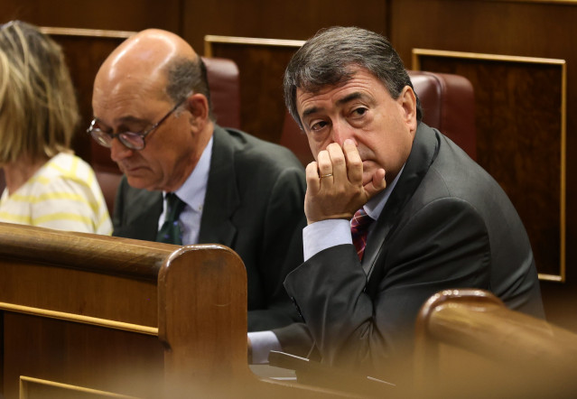 El diputado del PNV, Mikel Legarda (i), y el portavoz del PNV en el Congreso de los Diputados, Aitor Esteban, en una sesión de control, en el Congreso de los Diputados, a 11 de mayo de 2022, en Madrid