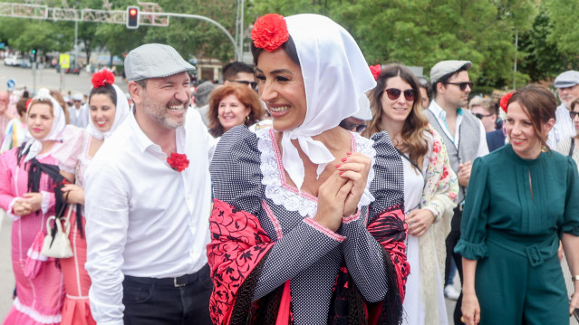La vicealcaldesa de Madrid, Begoña Villacía, llega vestida de chulapa y con clavel, a la popular misa de campaña en la explanada de las inmediaciones de la Ermita de San Isidro, a 15 de mayo de 2022, en Madrid (España).