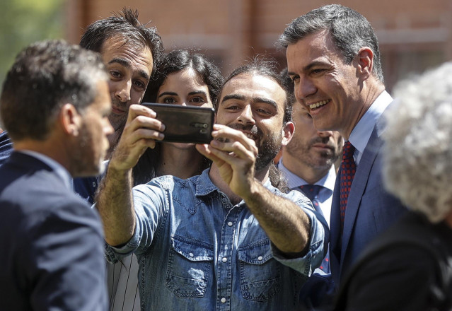 El presidente del Gobierno, Pedro Sánchez, se echa un selfie con los alumnos durante su visita el Centro Integrado Público de Formación Profesional de Mislata, a 16 de mayo de 2022, en Mislata, Valencia, Comunidad Valenciana (España).
