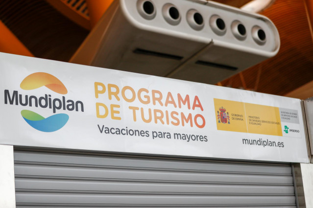 Archivo - Cartel con los logos de MundiPlan y el Ministerio de Sanidad Servicios Sociales e Igualdad.