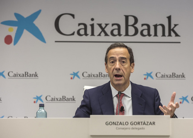 Archivo - El consejero delegado de CaixaBank, Gonzalo Gortázar, en rueda de prensa