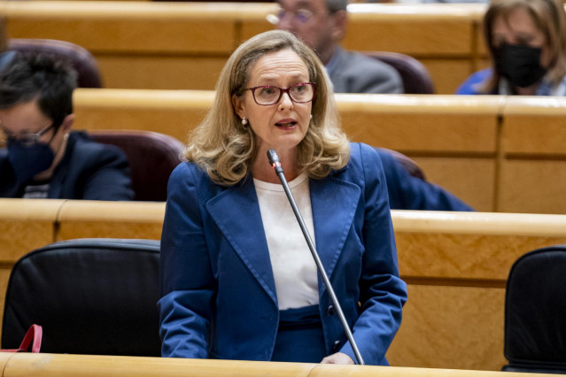 La vicepresidenta primera y ministra de Asuntos Económicos, Nadia Calviño, interviene en una sesión de control al Gobierno, en el Senado, a 10 de mayo de 2022, en Madrid (España).