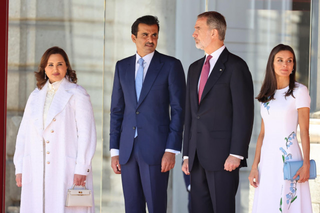 (I-D) La jaquesa, Jawaher Bint Hamad Bin Suhaim Thani, el emir de Catar, Tamim Bin Hamad Al Thani, y los Reyes Felipe y Letizia durante la recepción organizada en el Palacio Real, a 17 de mayo de 2022, en Madrid (España).