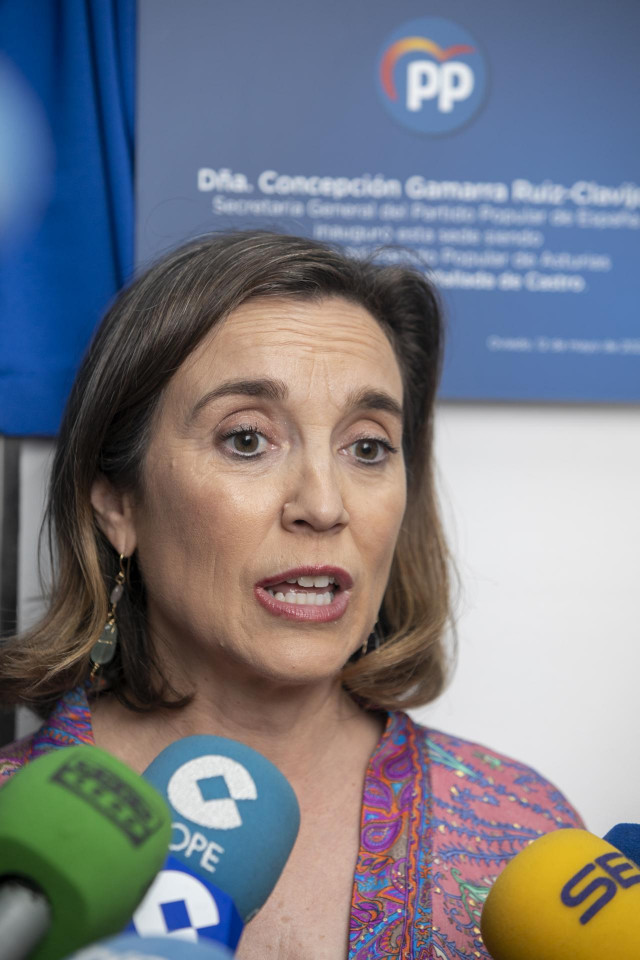 La secretaria general del PP, Cuca Gamarra, ofrece declaraciones a los medios de comunicación en la reunión del comité ejecutivo autonómico del partido en Asturias, a 12 de mayo de 2022, en Oviedo, Asturias (España).