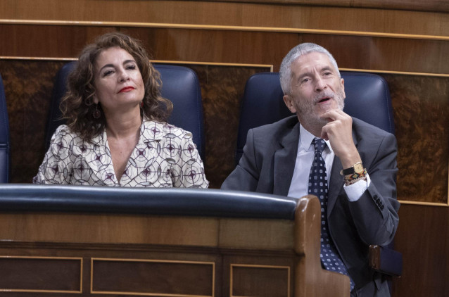 La ministra de Hacienda, María Jesús Montero, y el ministro del Interior, Fernando Grande-Marlaska, en una sesión plenaria, en el Congreso