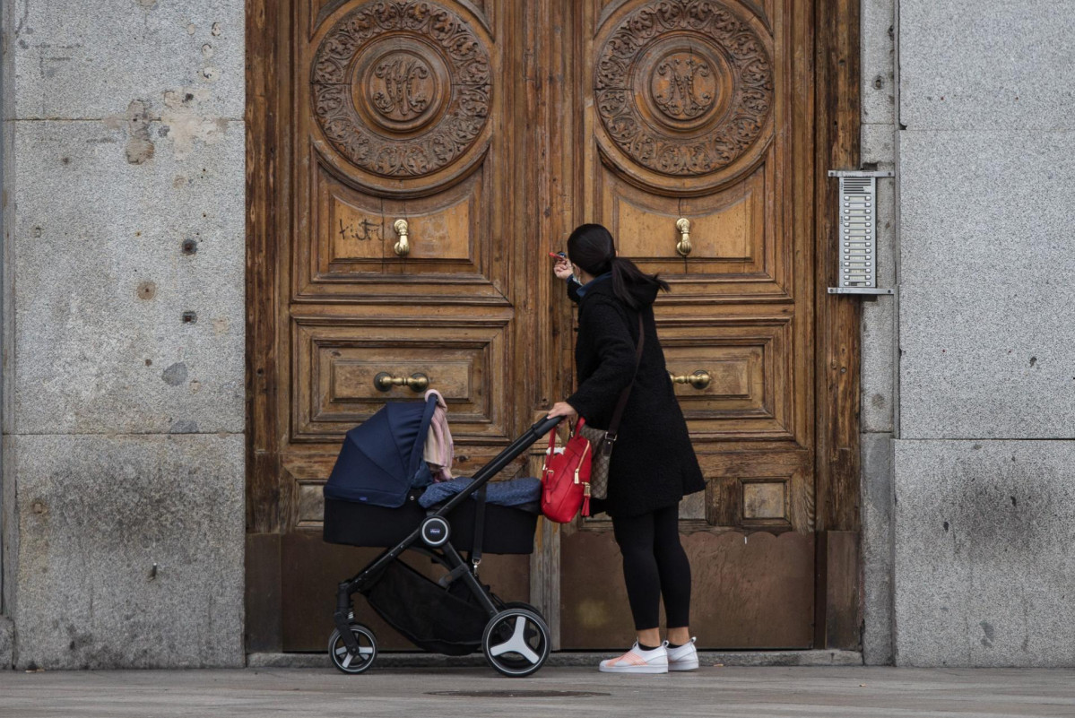 EuropaPress 2755789 mujer frente portal capital carrito bebe primer dia luto oficial fallecidos