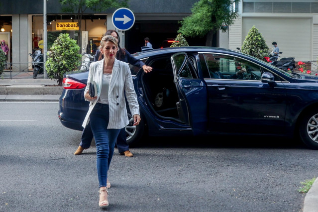 La vicepresidenta segunda del Gobierno y ministra de Trabajo, Yolanda Díaz, a su llegada al acto de presentación del libro ‘Política sin anestesia’, de la portavoz de Más Madrid en la Asamblea, Mónica García.