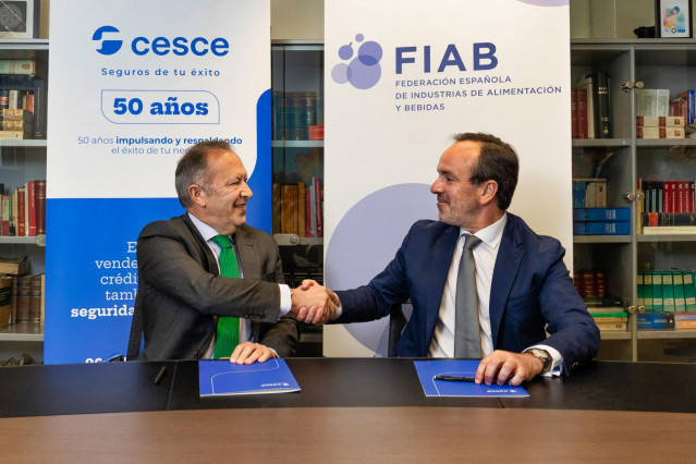 Firma del acuerdo entre el director de operaciones por Cuenta Propia de Cesce, Manuel Alves, y el director general de FIAB, Mauricio García de Quevedo.