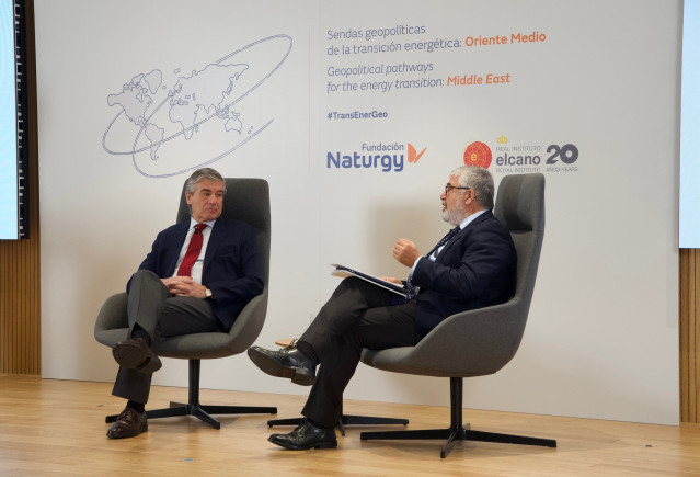 El presidente de Naturgy, Francisco Reynés (izda), durante la jornada 'Sendas geopolíticas de la transición energética: Oriente Medio, a 19 de mayo de 2022, en Madrid (España).