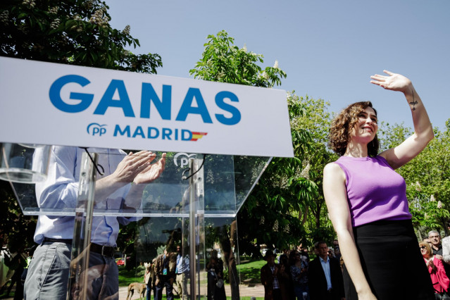 Un personas con acreditaciones  y con pulseras de España y del PP, durante un acto de campaña de la presidenta madrileña, Isabel Díaz Ayuso, para presentar su candidatura a liderar el Partido Popular de Madrid, a 1 de mayo de 2022, en Majadahonda, Madrid
