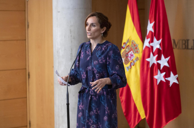La portavoz de Más Madrid en la Asamblea de Madrid, Mónica García, comparece en la zona de banderas, en la Asamblea de Madrid, a 5 de mayo de 2022, en Madrid (España). El pleno está marcado por las preguntas de la oposición a la presidenta de la Comunidad