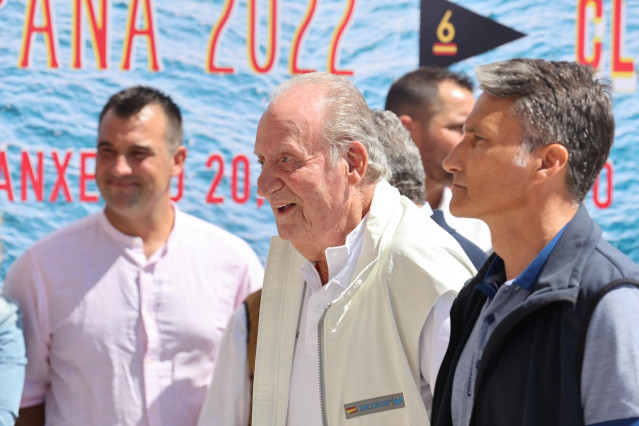 El Rey Juan Carlos a su llegada al Náutico, a 20 de mayo de 2022, en Sansenxo (España).