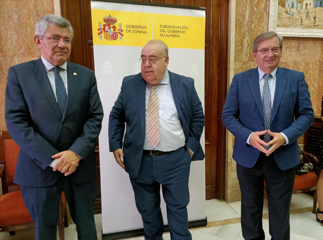 El subdelegado de Gobierno de Almería en funciones, Juan Ramón Fernández, el secretario de Estado de Justicia, Tontxu Rodríguez, y el secretario de Estado de Memoria Democrática, Fernando Martínez.