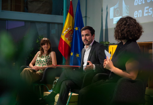 (I-D) La economista, Bibiana Medialdea; el ministro de Consumo, Alberto Garzón y la co-autora del informe, Esther Sanyé-Mengual  en la presentación del informe ‘Sostenibilidad del Consumo en España’, a 20 de mayo de 2022, en Madrid (España)