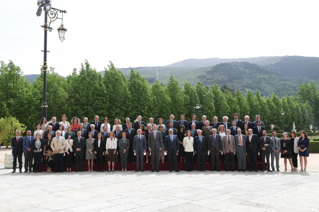 El Rey Felipe VI con los miembros del Consejo Científico del Real Instituto Elcano durante su reunión en La Granja (Segovia)