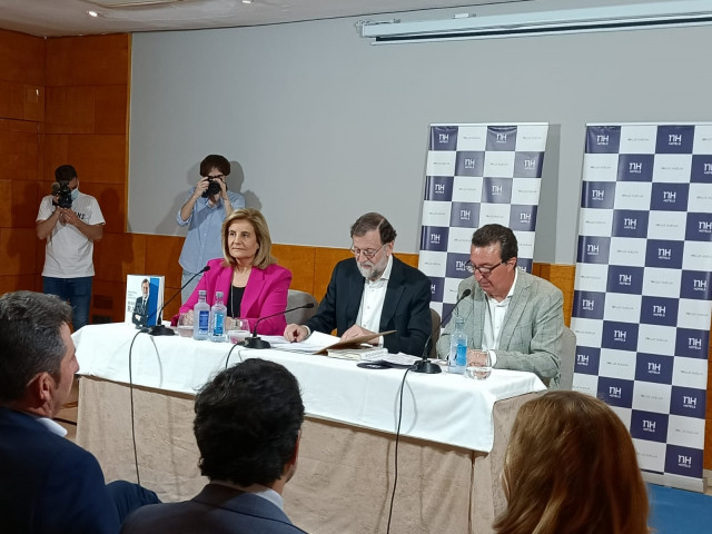 El expresidente, Mariano Rajoy, junto a la exministra de Trabajo, Fátima Báñez, durante la presentación de su libro 'Política para adultos'.