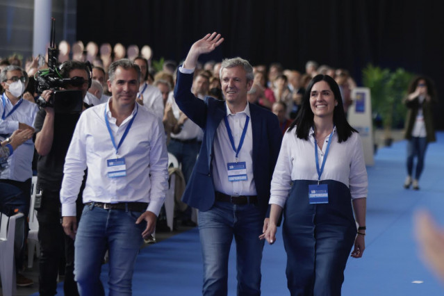 (I-D) El presidente del Partido Popular Pontevedra, Rafa Domínguez; el presidente de la Xunta de Galicia, Alfonso Rueda; y la próxima secretaría General del Partido Popular de Galicia, Paula Pardo; llegan a la primera jornada del 18º Congreso Autonómico d