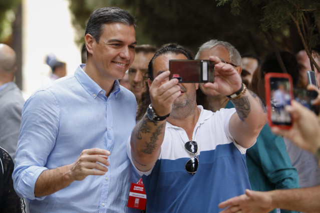 El presidente del Gobierno y secretario general del PSOE, Pedro Sánchez, participa junto al candidato socialista a la Junta de Andalucía, Juan Espadas, en un acto feminista en el Palacio de los Córdova en Granada a 22 de mayo de 2022.