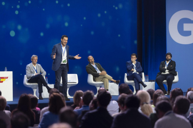 El presidente de la Junta de Andalucía y candidato del PP de Andalucía a la reelección, Juanma Moreno; participa en la primera jornada del XVII Congreso del Partido Popular de Madrid (Foto de archivo).