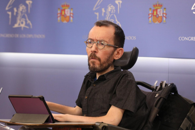 El portavoz de Unidas Podemos en el Congreso, Pablo Echenique, responde a los medios en una rueda de prensa previa a una Junta de Portavoces en el Congreso de los Diputados, a 17 de mayo de 2022, en Madrid (España).
