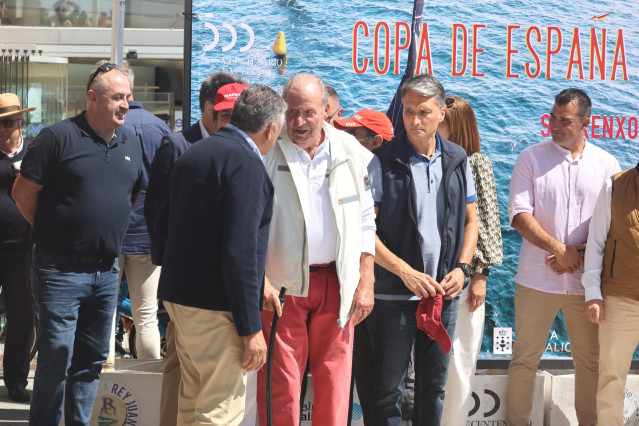 El Rey Juan Carlos habla con el alcalde de Sansenxo, Telmo Martín, a su llegada al Náutico, a 20 de mayo de 2022, en Sansenxo (España).