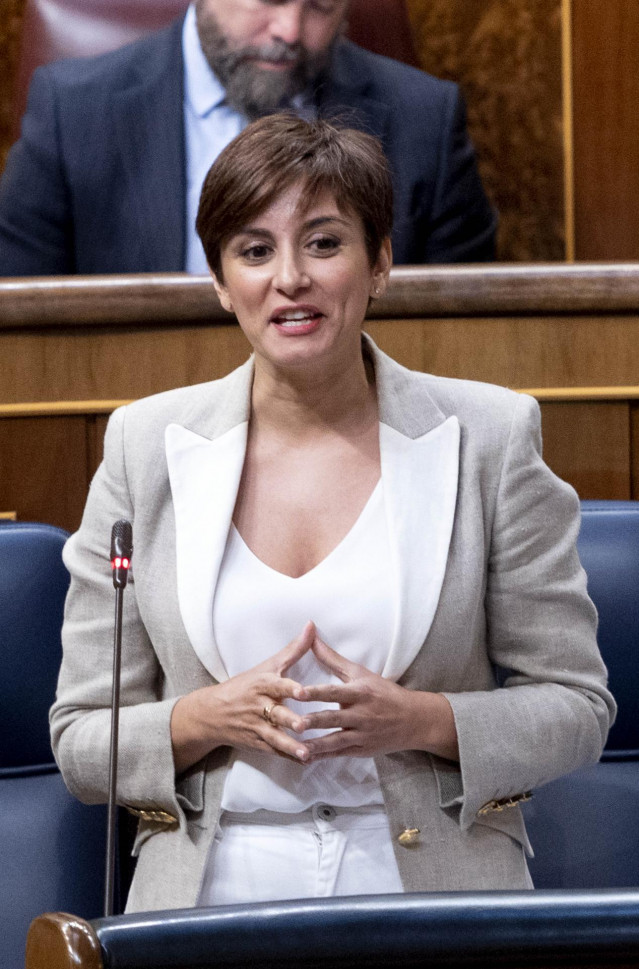 La ministra portavoz, Isabel Rodríguez, interviene en una sesión plenaria en el Congreso de los Diputados