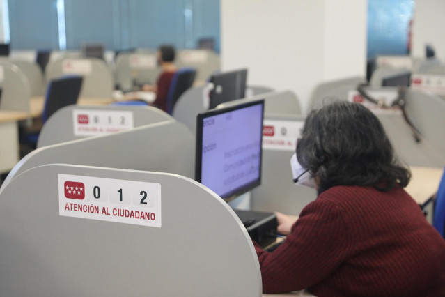 Archivo - Una teleoperadora del servicio de información y atención telefónica 012 Mujer