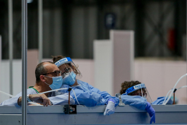 Archivo - Una sanitaria protegida con mascarilla, guantes y pantalla protectora y un paciente