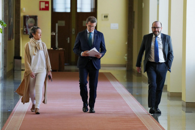 (I-D) La secretaria general de Medios del Gobierno gallego, Mar Sánchez Sierra; el presidente de la Xunta de Galicia, Alberto Núñez Feijóo; y el director general del Gabinete de la Presidencia, Álvaro Pérez, a su llegada para entregar una carta de renunci