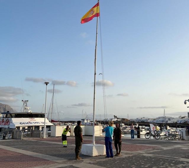 Arriado de bandera en La Graciosa