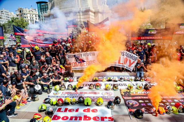 Bomberos de diferentes comunidades autónomas se manifiestan, con bengalas de humo y su ropa de trabajo, para pedir una Ley Marco para Bomberos Profesionales, a 28 de mayo de 2022, en Madrid (España).