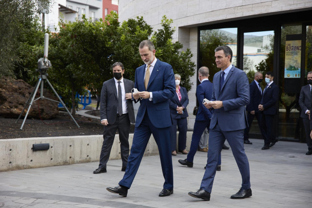 Archivo - El Rey Felipe VI y el presidente del Gobierno, Pedro Sánchez