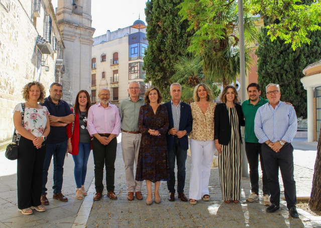 La candidata socialista al Parlamento de Andalucía por Córdoba Ana Romero, en un reparto electoral en Lucena