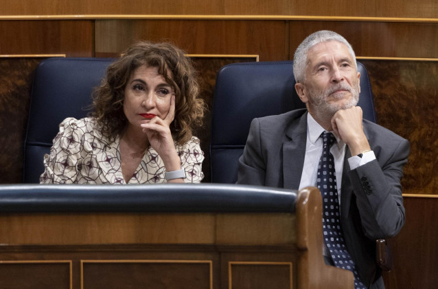 La ministra de Hacienda, María Jesús Montero, y el ministro del Interior, Fernando Grande-Marlaska, en una sesión plenaria, en el Congreso