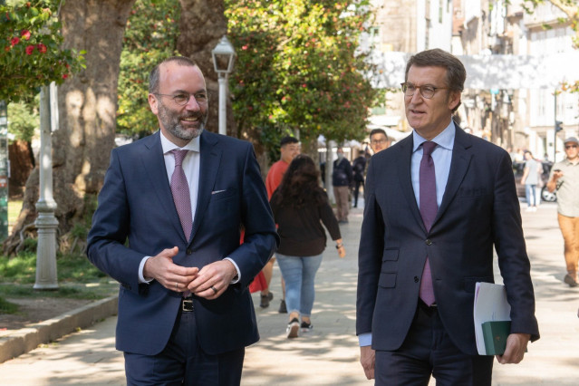 El líder del PP, Alberto Núñez Feijóo, se reúne en Santiago con el presidente del Grupo Popular Europeo, Manfred Weber.
