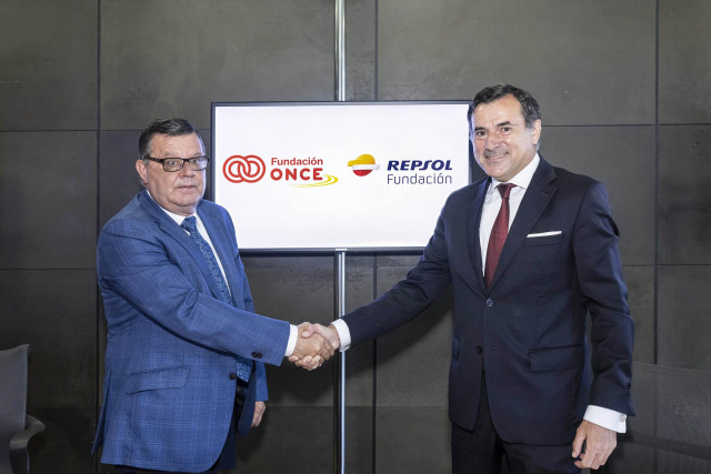 Saludo entre el vicepresidente de Fundación Repsol, António Calçada, y el director general de Fundación ONCE, José Luis Martínez Donoso, en la firma del acuerdo para impulsar el empleo en personas con discapacidad