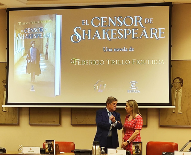 Federico Trillo y Ana pstor, en la presentación de la novela del exministro