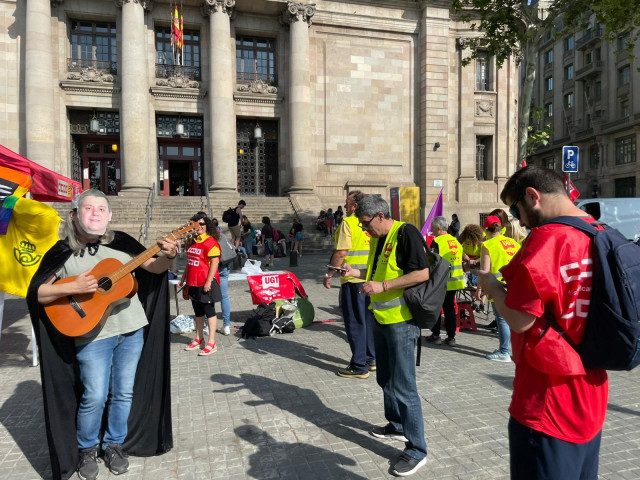 Representantes de CC.OO y UGT durante la acampada frente a la oficina principal de Correos en Barcelona.