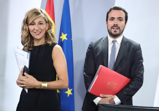 La vicepresidenta segunda y ministra de Trabajo y Economía Social, Yolanda Díaz y el ministro de Consumo, Alberto Garzón, durante la comparecencia tras el Consejo de Ministros celebrado en Moncloa, a 31 de mayo de 2022, en Madrid (España).