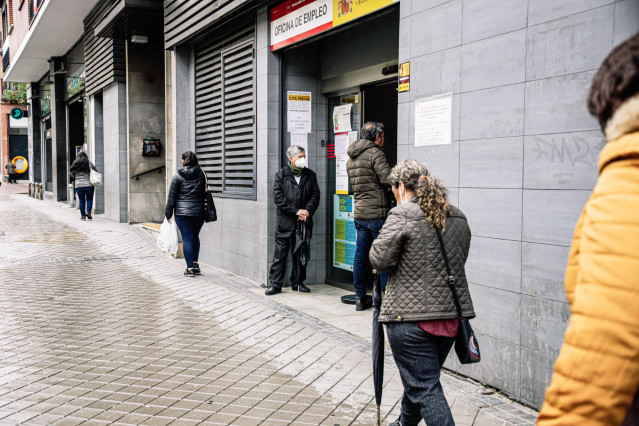 Archivo - Varias personas pasan por la Oficina de Empleo del Paseo de las Acacias a 28 de abril de 2022, en Madrid (España).
