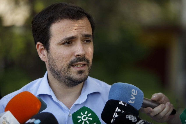 El ministro de Consumo, Alberto Garzón, durante encuentro con representantes de las distintas organizaciones de  la Mesa ciudadana del Distrito Norte de Granada por la luz. En la Parroquia de La Paz a 27 de mayo del 2022 en Granada (España).