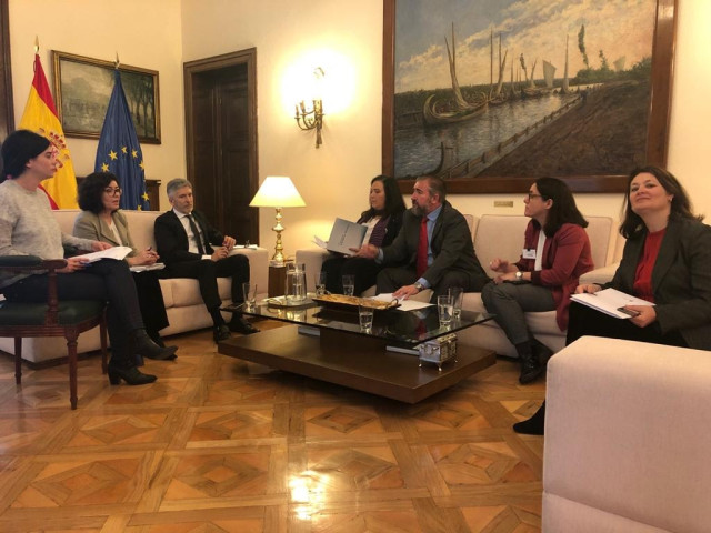 Archivo - El ministro del Interior, Fernando Grande-Marlaska, en una reunión con representantes de la AVT en marzo de 2020