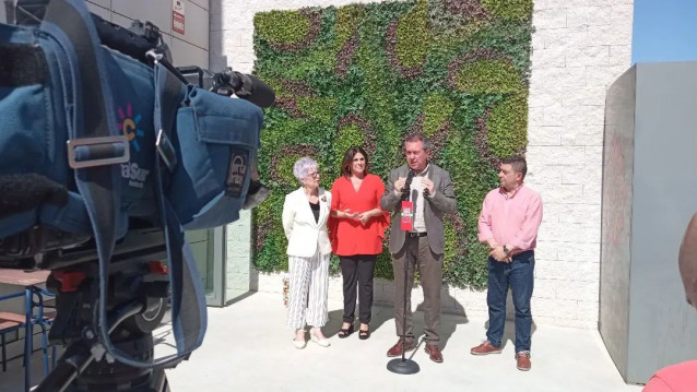 Espadas atiende a los medios durante su visita a Alcalá la Real.