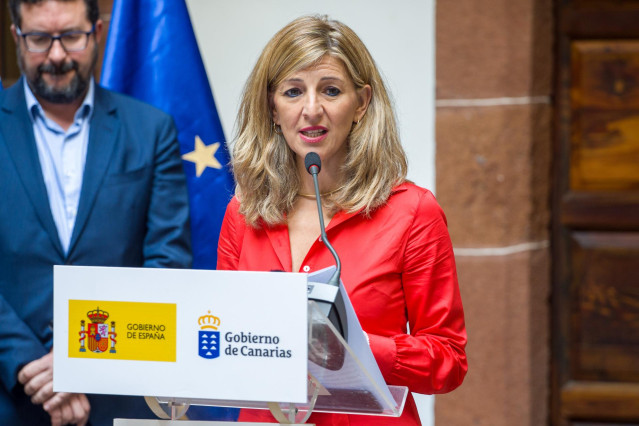 La vicepresidenta segunda y ministra de Trabajo y Economía Social, Yolanda Díaz; comparece ante los medios tras la firma del protocolo del Plan Integral de Empleo de Canarias, en el Palacio de Salazar de Santa Cruz de La Palma, a 1 de junio de 2022, en La