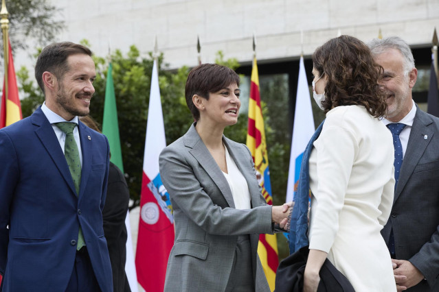 Archivo - (I-D) El presidente del Cabildo de La Palma, Mariano Hernández Zapata; la ministra Portavoz y de Política Territorial, Isabel Rodríguez y el presidente de Canarias, Ángel Víctor Torres, saludan a la presidenta de la Comunidad de Madrid, Isabel D