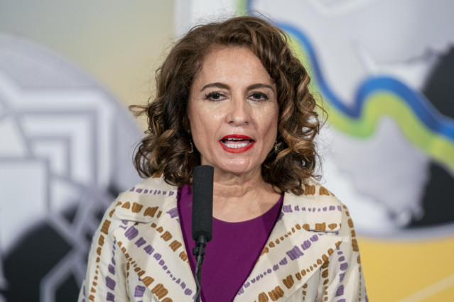 La ministra de Hacienda y Función Pública, María Jesús Montero, presta declaraciones antes del acto de presentación de una medalla solidaria con Ucrania, en el Auditorio de la Fábrica Nacional de Moneda y Timbre, a 1 de junio de 2022, en Madrid (España).