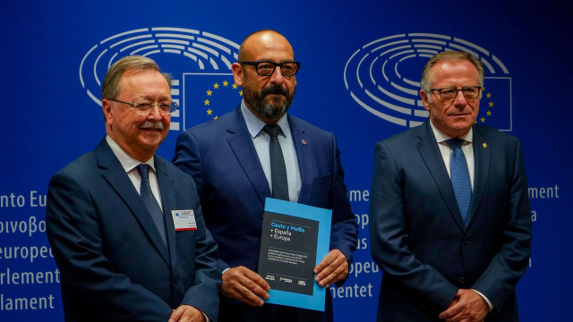 De izquierda a derecha: el presidente de Ceuta, Juan Jesús Vivas; el eurodiputado de Ciudadanos Jordi Cañas; y el presidente de Melilla, Jesús de Castro.