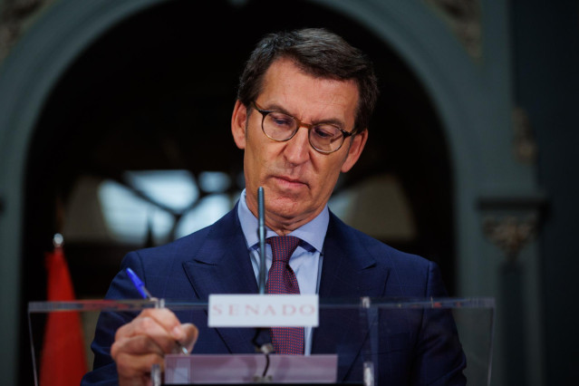 El presidente del PP, Alberto Núñez Feijóo, responde a los medios tras tomar posesión de su acta de senador, en el Senado, a 25 de mayo de 2022, en Madrid (España). Feijóo toma cargo de su escaño en el Senado, justo un día después de ser elegido senador p