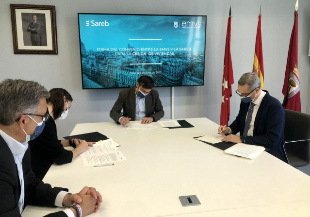 La EMVS firma un convenio con la Sareb para adquirir temporalmente 42 viviendas destinadas a alquileres asequibles